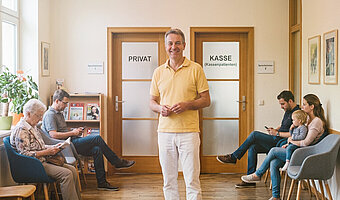 Wartezimmer in Arztpraxis mit zwei Türen "Privat" und "Kasse"