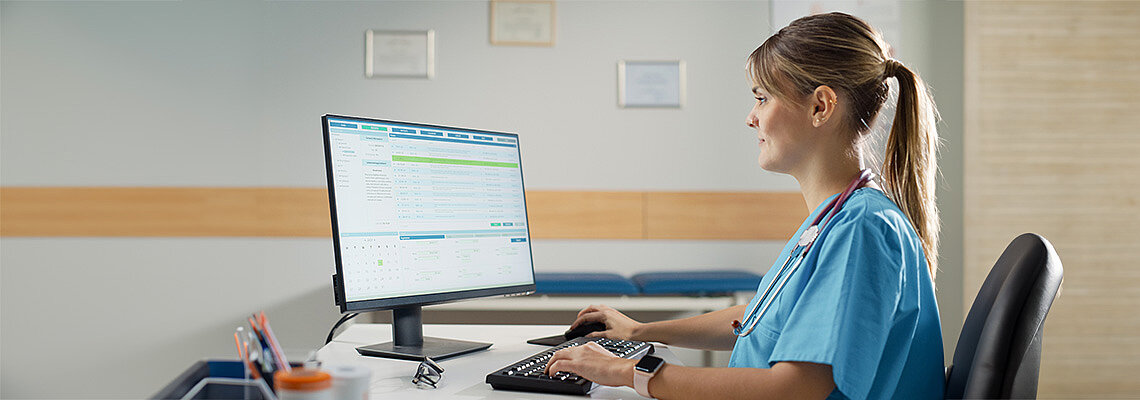 MFA sitzt vor Bildschirm