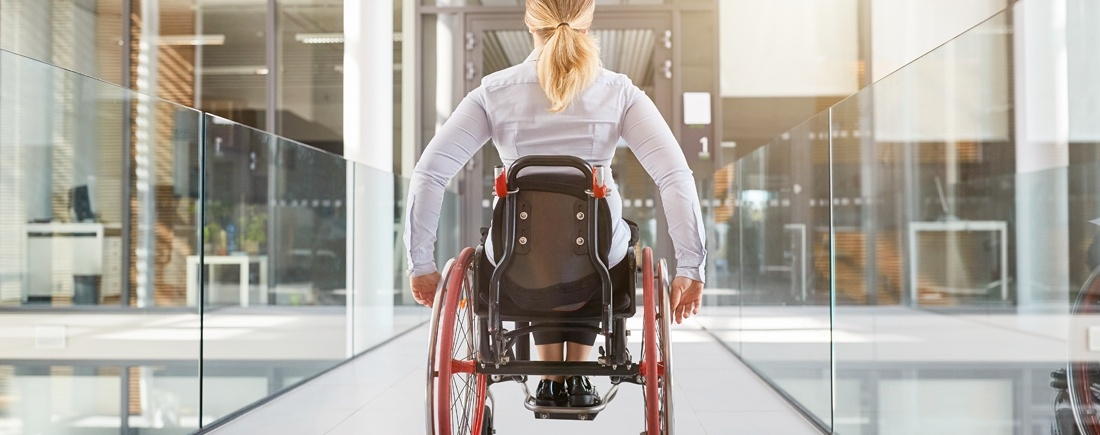 Schwerbehinderte Frau im Rollstuhl